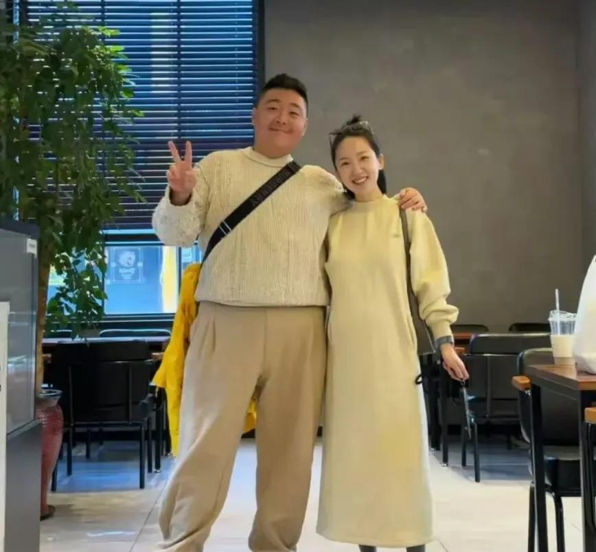 郝邵文带着孕妻一起去旅行，林宁瑞的肚子已经很大了，估计离临盆的日子不远了。不过她