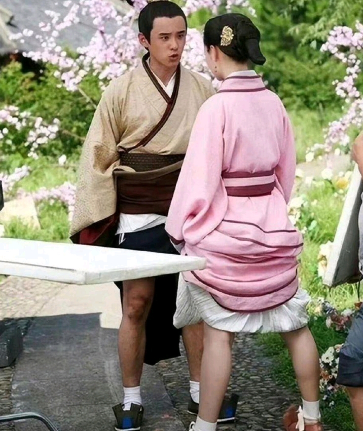 难怪只敢拍上半身