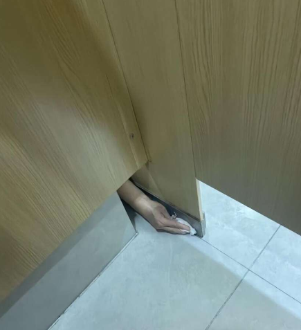 保洁阿姨，我知道你很敬业，但是你先别 急.