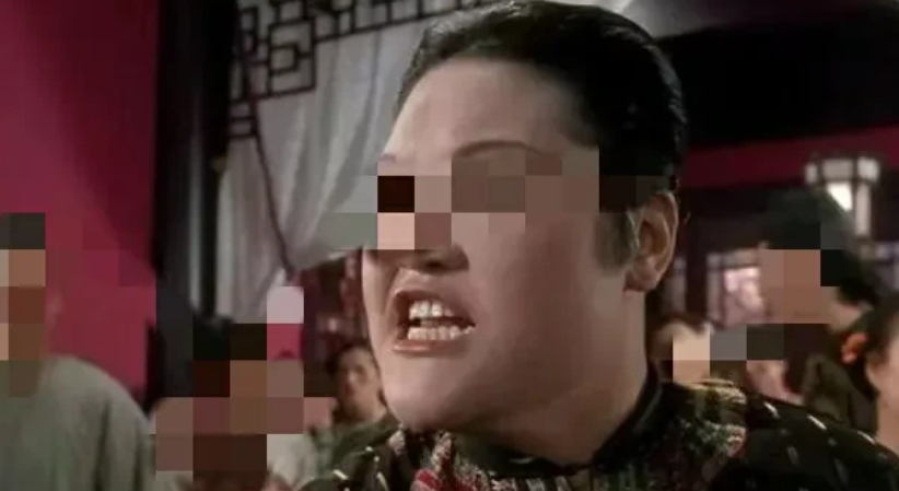 河北廊坊，大妈被邻居骂的抬不起头，休息片刻再次来到邻居家中，踹开大门便破口大骂。