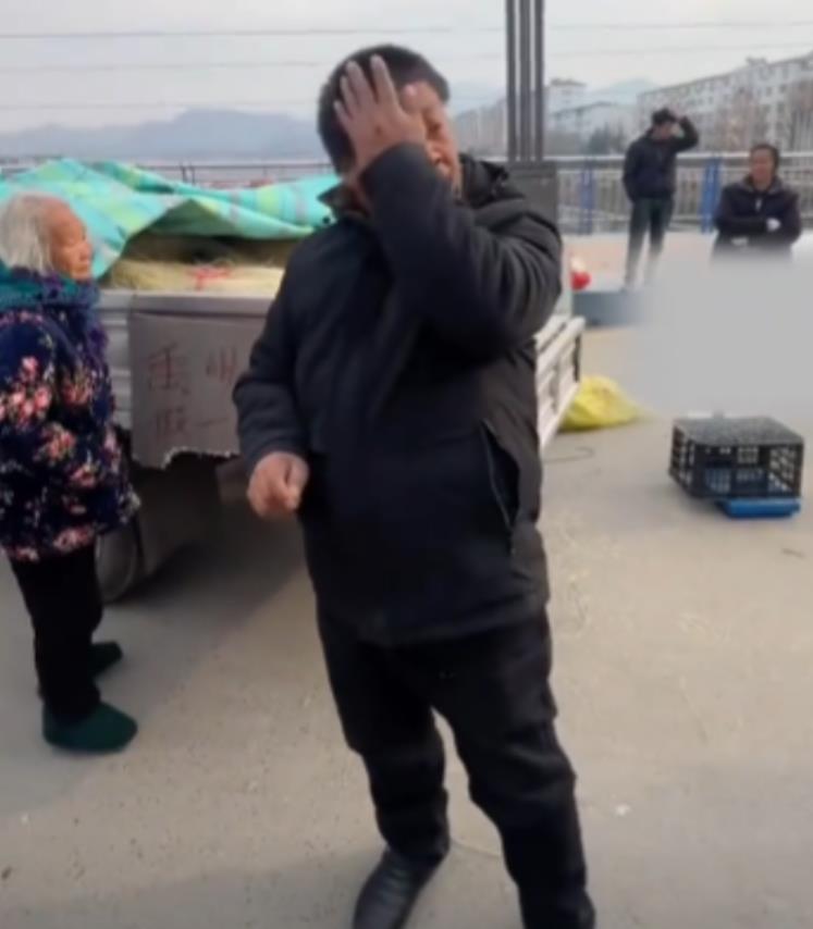 河南一位卖粉条的大叔在看到一个女孩落水之后，想都没想便跳水去救人，这期间大叔的腹