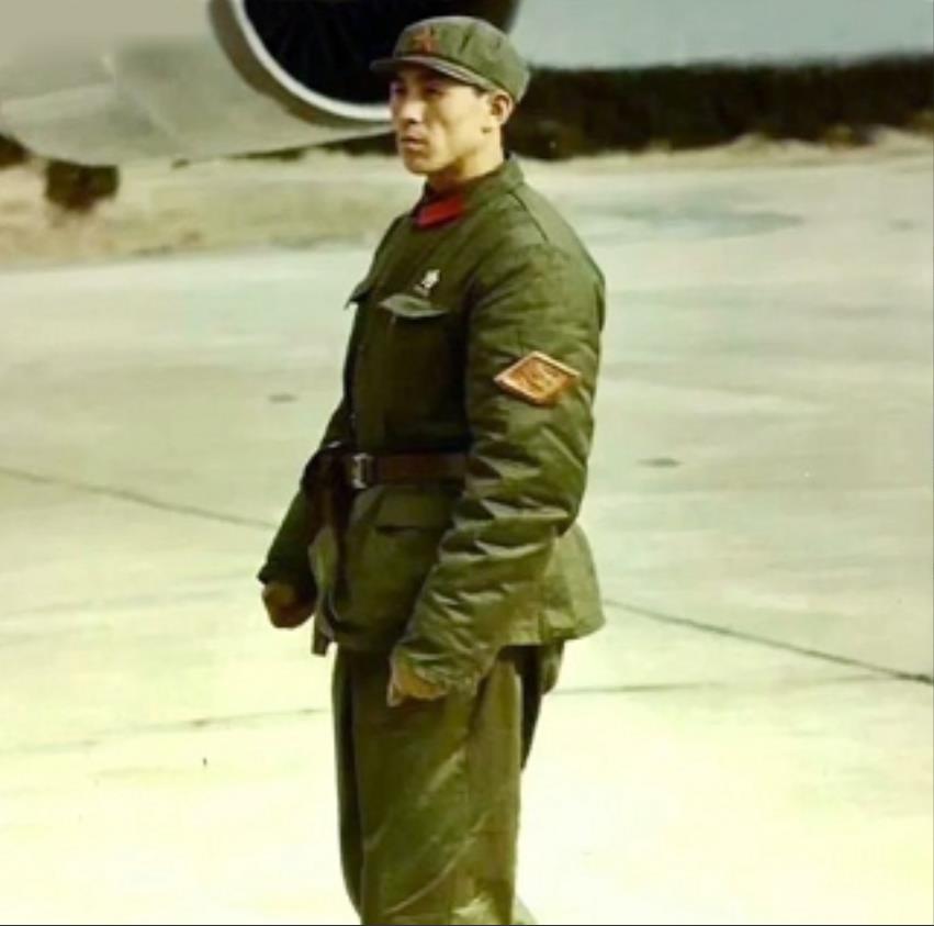 1972年，美国总统尼克松访华抵达上海，美国记者抓拍到专机旁有一名中国卫兵。这位