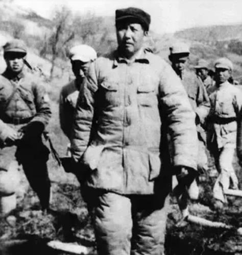 1943年，毛主席到南泥湾视察，王震专门用两只烧鸡款待，毛主席食欲大开，饭后还一