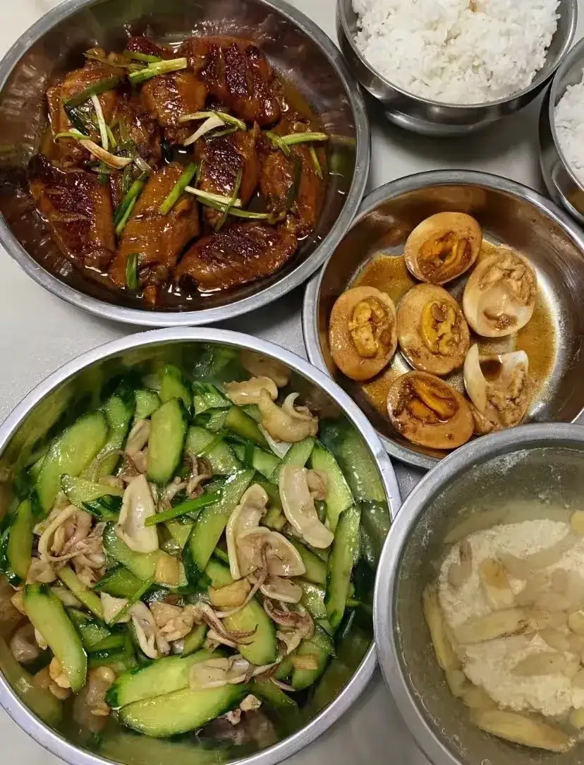 昨天我晚上我去外面有点事，我吩咐叫老公炒几个菜，结果我回来的时候，你们看一下我老