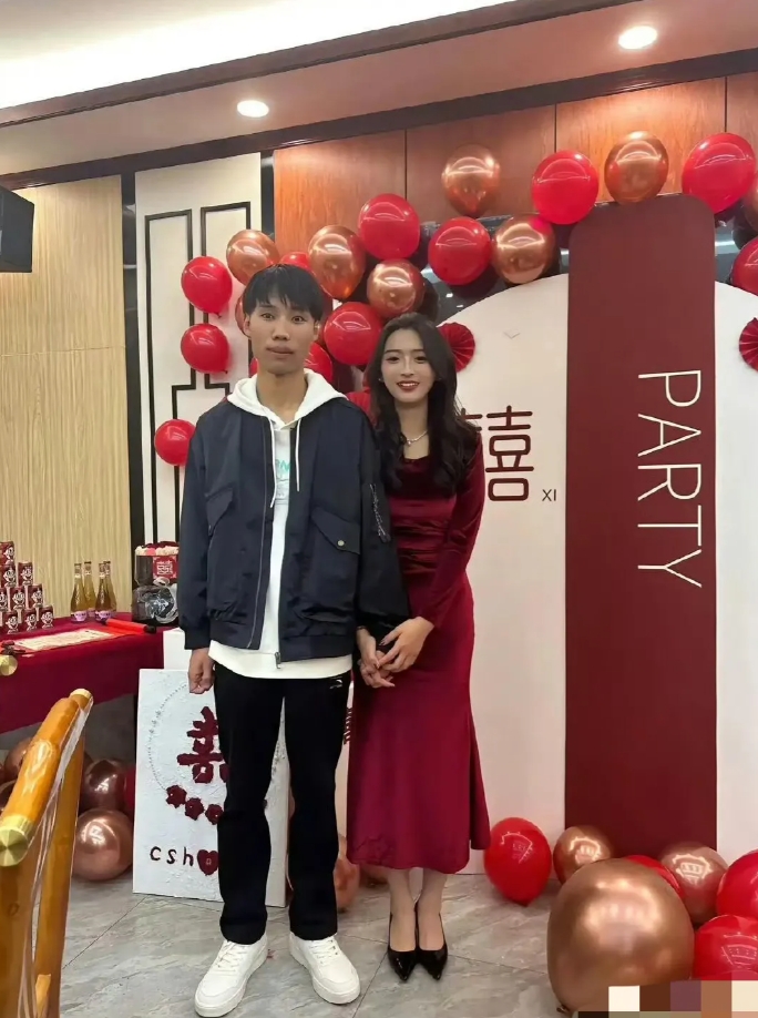 据说是她追的他，从她眼神里也能看出来
