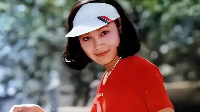 挤走田歌嫁二婚尤小刚，婚后19年不造娃被抛弃，如今70岁孤苦无依