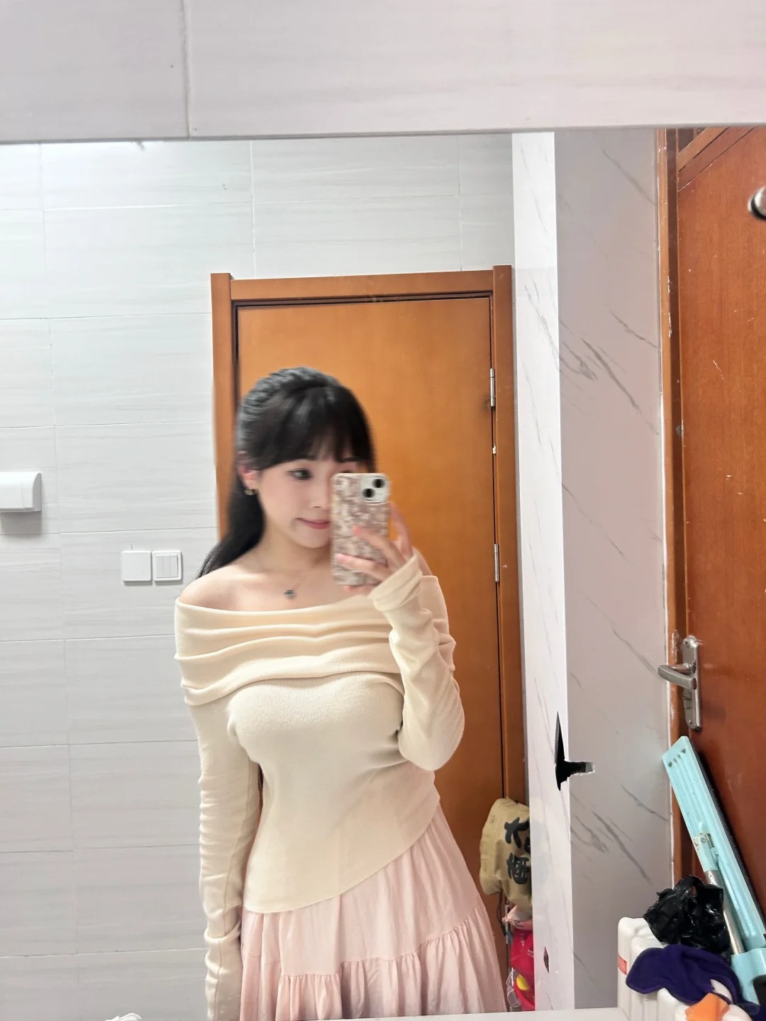 这套真的超级温柔
上衣和裙子都是超级平价而且有质感不廉价
直接拿下！
