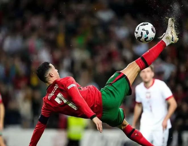 环足奖得票，C罗遥遥领先！
环足奖公布了年度最佳球员得票，目前C罗、萨拉赫和维尼