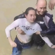 一位年迈老者在水中勇救溺水女子，却遭到不公正的批评，这一事件令人深感痛心，也引发