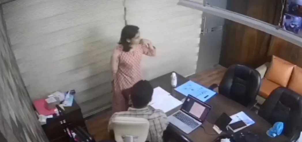 最近印度一男子对女下属的行为引起了网络上的热议。
视频中该男子将女下属招至办公室
