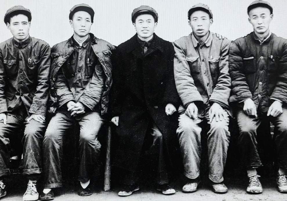 上世纪70年代的一天，福州军区司令皮定均中将前往某岛视察，参与植树活动。看着团长