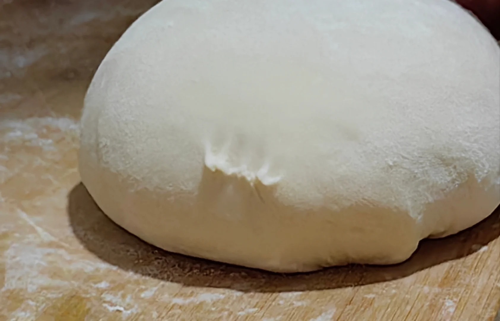 小狗偷偷咬的！
小狗偷偷把面咬了一口，想尝尝味道。
我妈直接给她包了两个虾仁水饺