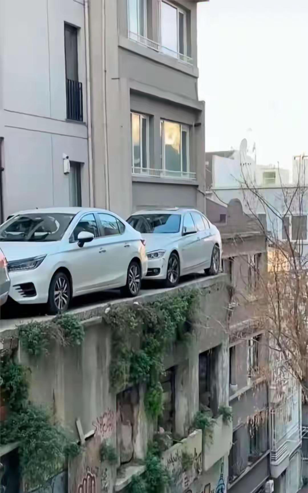 不得不说，这两个车主太勇敢了，万一不小心摔倒了怎么办？我就想知道车主是怎么下车的