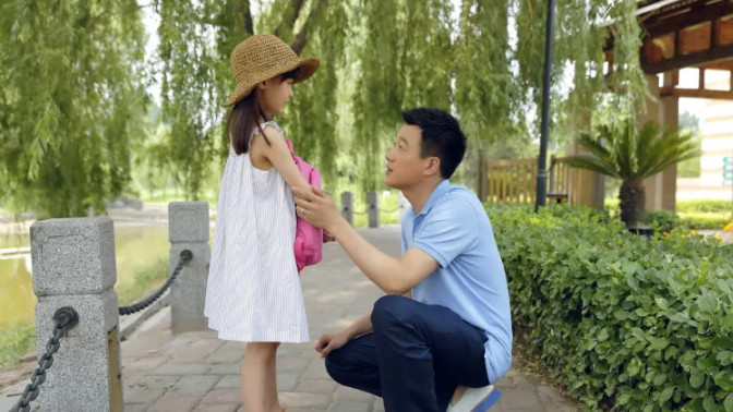 广东一女子上班时被玩偶熊强行送花，女子一脸懵