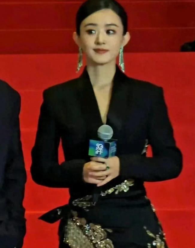 人家赵丽颖做的一点都没错，穿啥衣服你们管的着吗？
 
人家有作品好好看看作品，没