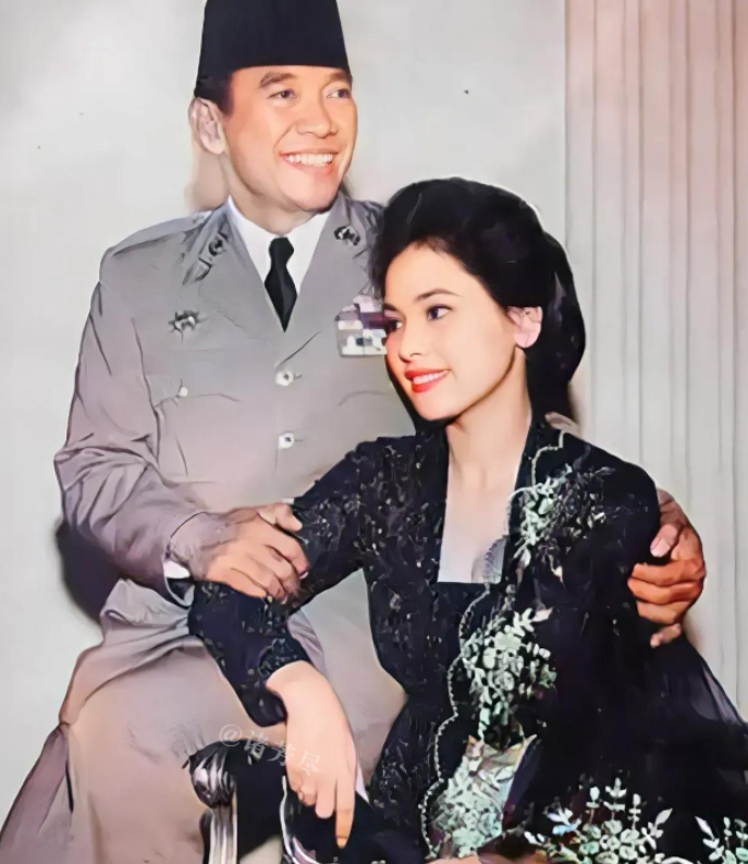1959年，日本，58岁的印尼前总统苏加诺与19岁的日本艺伎“根本七保子”留下了