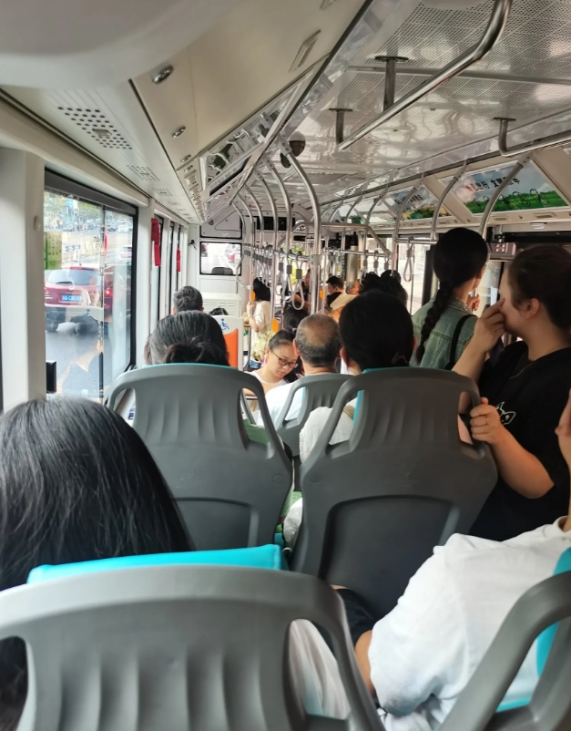 重庆这几日的高温真是太“凶猛”啦，每天都是 40℃+的高温连击！为了孩子们的健康