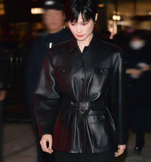 李宇春自超女出道便以独特中性风备受关注，多年来在音乐等领域成绩亮眼。于深圳圣罗兰