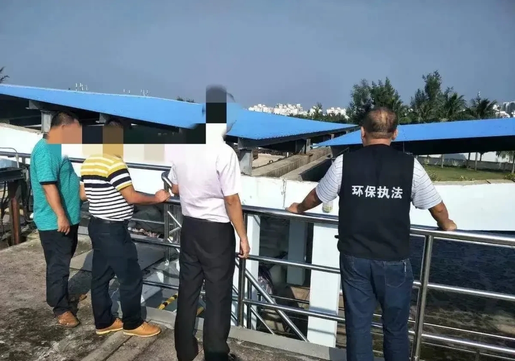 吉林长春，一公司锅炉工将医用废纱布等投进到锅炉内准备引火，没想到被环保局执法人员