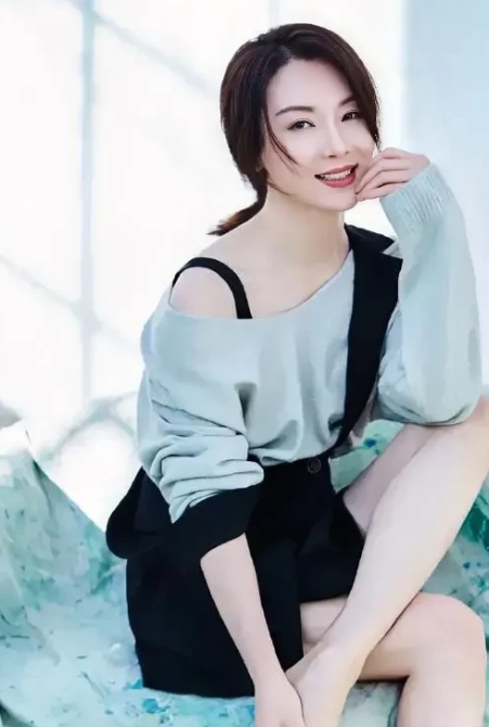 在影视圈这大堆美女里，陈数长相真的太有辨识度了。五官长得刚刚好，又明艳又精致，皮