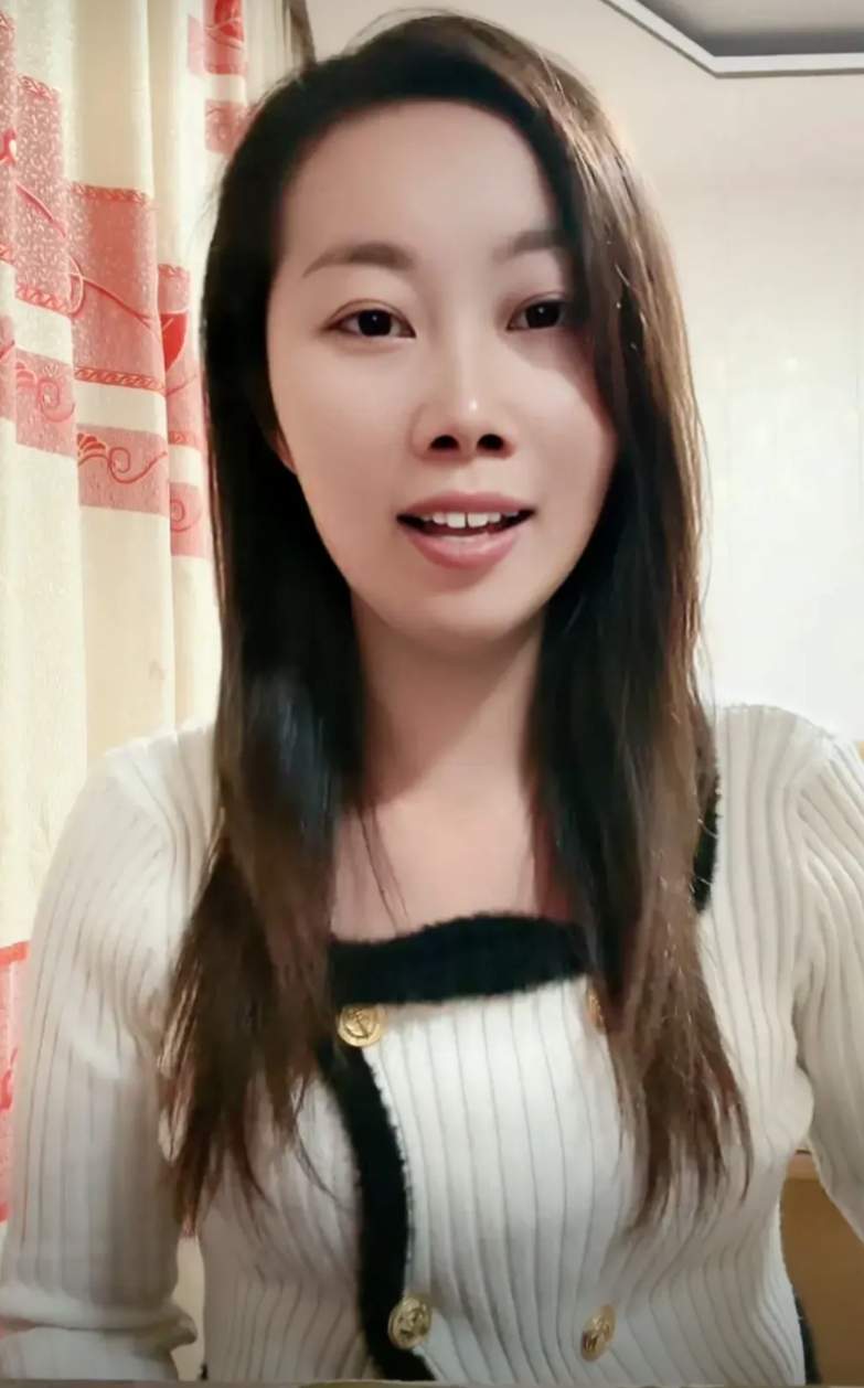 杨妞花姐姐桑英直播透露了几个信息：

1.老公老袁在化工厂上班

2.桑英在织布