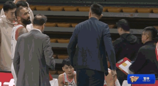 广东东阳光主帅杜峰真是太凶了，他竟然在众目睽睽之下疯狂大骂新星黄荣奇。在今天进行