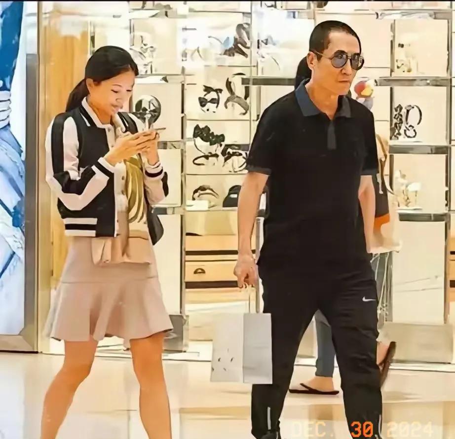 一次张艺谋和妻子陈婷晚饭后去外面溜达，两人一起转悠到了地下一层的平价超市。
陈婷