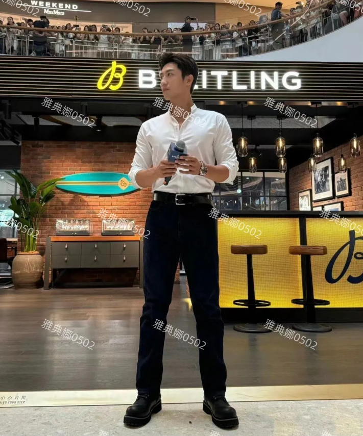 济南万象城偶遇黄景瑜，腿太长了！
本人脸小肩宽腰细身高1米85以上超级帅，一直以