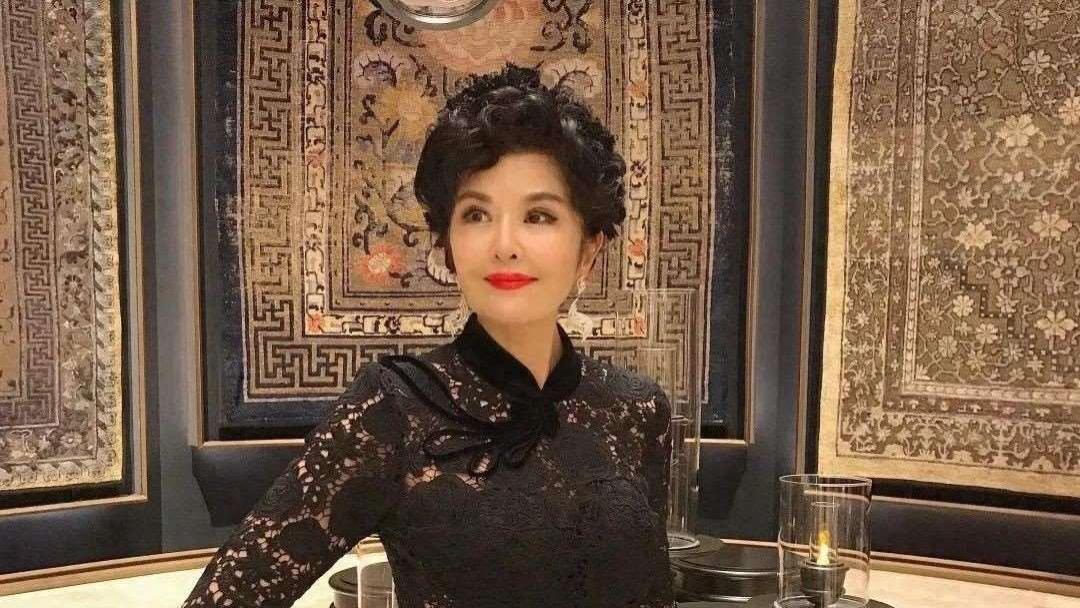 她是首位受邀访美的主持人，跟著名导演离婚29年，今62岁无儿无女