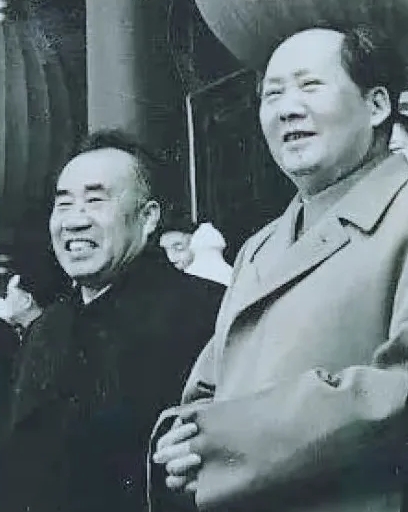 50年代中期的毛主席和朱德副主席，在天安门城楼上。

亲切的微笑，致敬伟人！