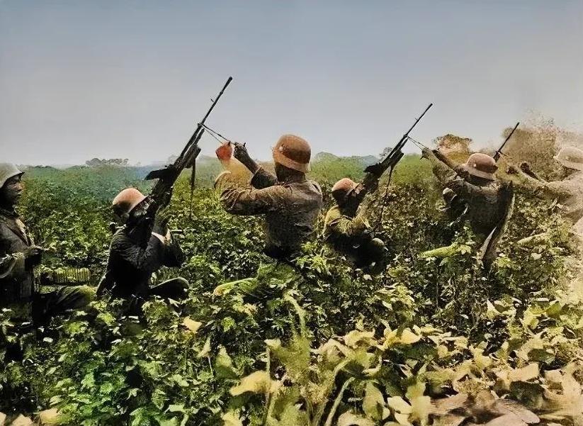 1937年8月，上海，国军战士正在打飞机。他们隐蔽在田地里，两人一组，架起重机枪