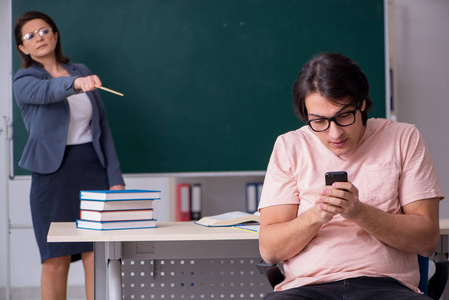 女教师被丈夫实名举报出轨 16 岁高一男学生等。这些事件不仅冲击了社会的道德底线