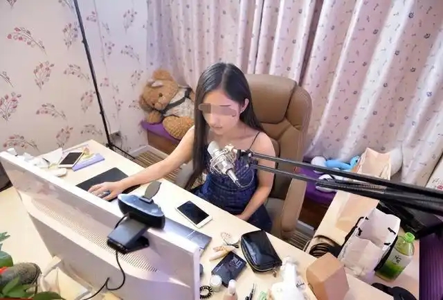 河南南阳，一年轻漂亮的已婚女主播，收了粉丝的打赏后，被公司要求和粉丝搞“暧昧”，