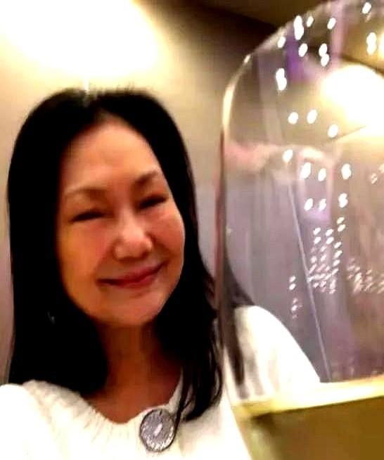 台媒这家人是真抬杠！

前两天刚曝大S离世，今儿个S妈顶着十级美颜，香槟自拍，评