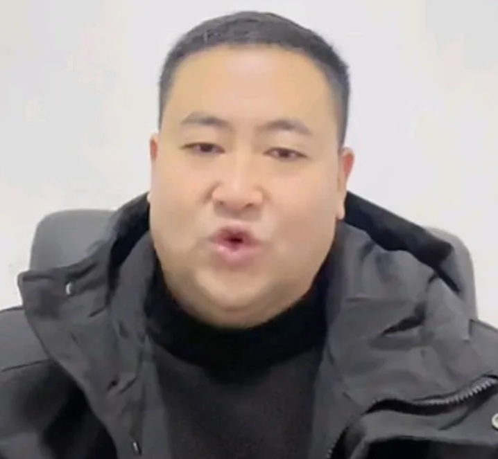 许妈什么时候直播，这个事情还没有定！
评论区网友说，三蛋又说她爸工作不是姚爸找的