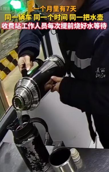 最近在浙江杭州的一处收费站，一名女员工因为一个温暖的举动意外走红网络。事情缘起于