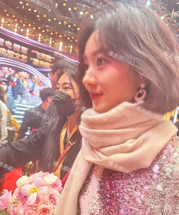 虽然赵丽颖昨晚的发型和服装饱受诟病，但本人真的很美，脸小眼睛大，五官精致漂亮气质