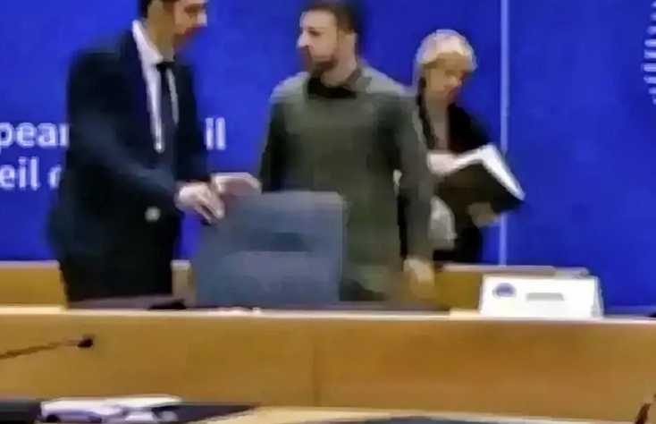 快讯！快讯！
泽连斯基参加欧洲峰会椅子被搬走
泽连斯基参加欧洲四国峰会，开场白急