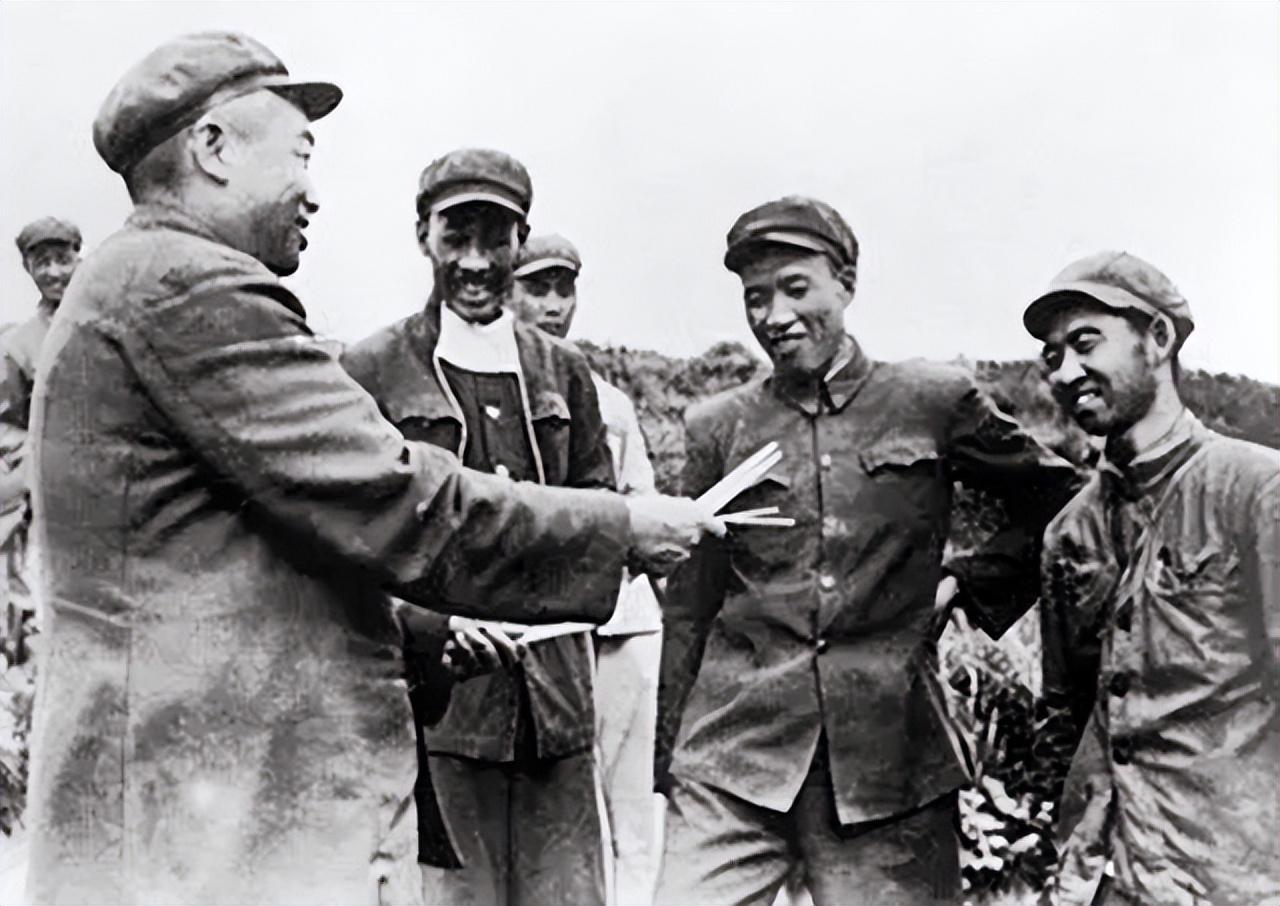1951年，10万志愿军被美军包围，形势异常危急，彭老总紧急向毛主席求助。毛主席