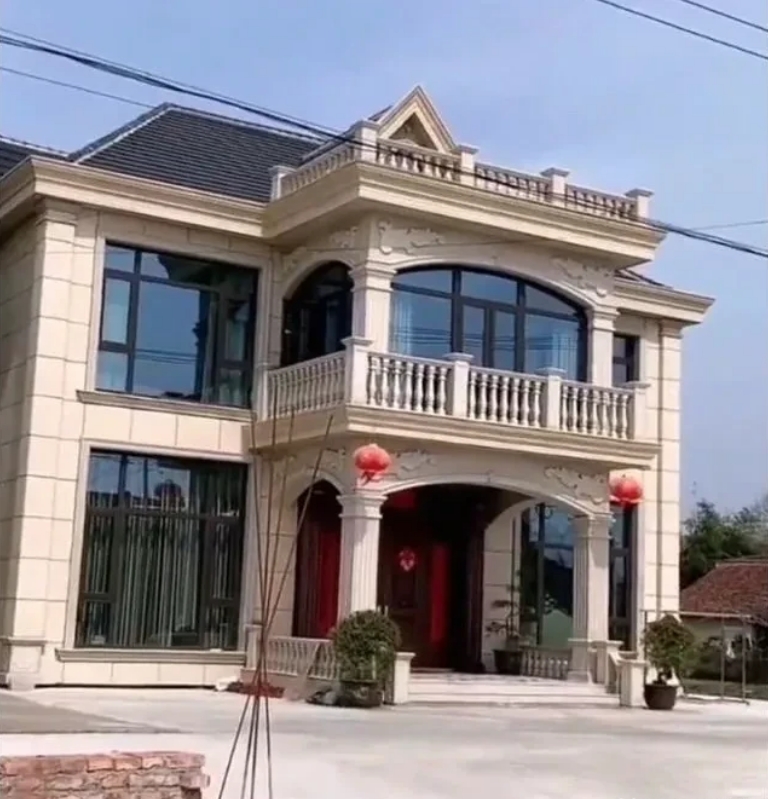 河南，一女子去相亲，男方领她去看自家房子，见是一栋小洋楼，女子大喜，表示愿意嫁给