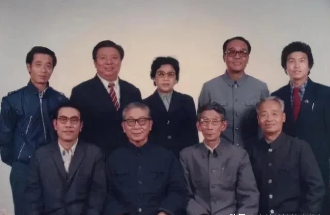 难怪杨议气得跳脚，他老爸杨少华在相声圈里头辈分老大！

照片前排正襟危坐的四位大