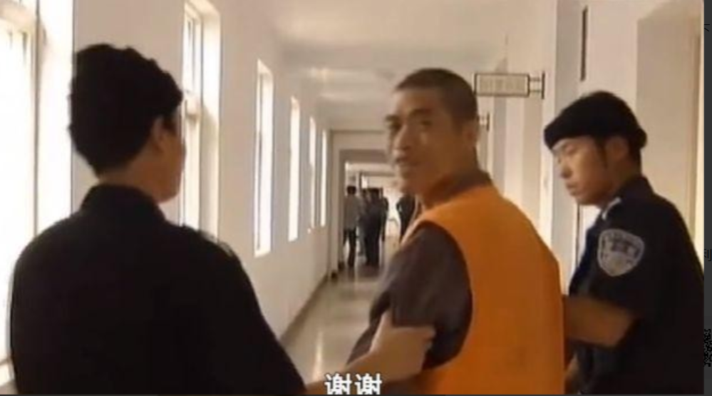 2005年，河南，一名男子在刑场前突然转身，对着母亲和妻子说：“等我死了，就把遗
