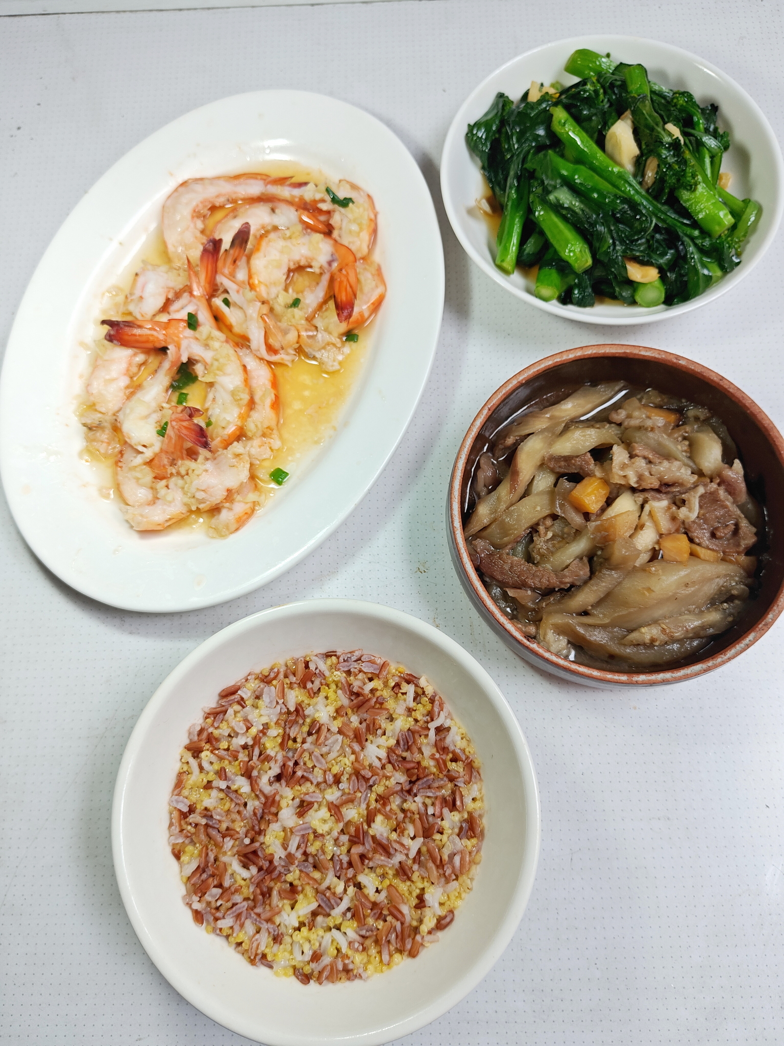 午饭，蒜蓉蒸开边虾，咸鱼茄子，炒菜心，蒸三米饭。  ​​​