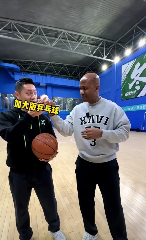 近日许昕和马布里来了一场跨界挑战，许昕去到了马布里的主场，他和马布里进行了1V1