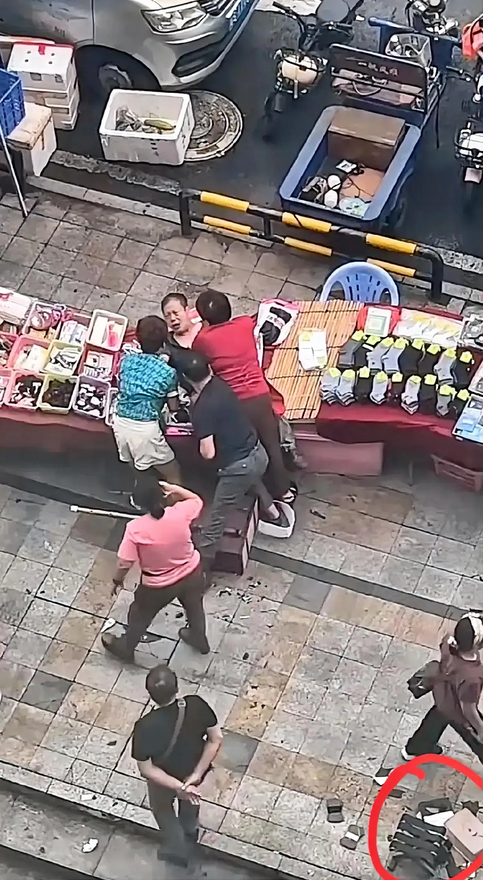 杭州小笼包店一家三口殴打补鞋老人，据知情人介绍老人在这边摆摊补鞋10几年了，周边