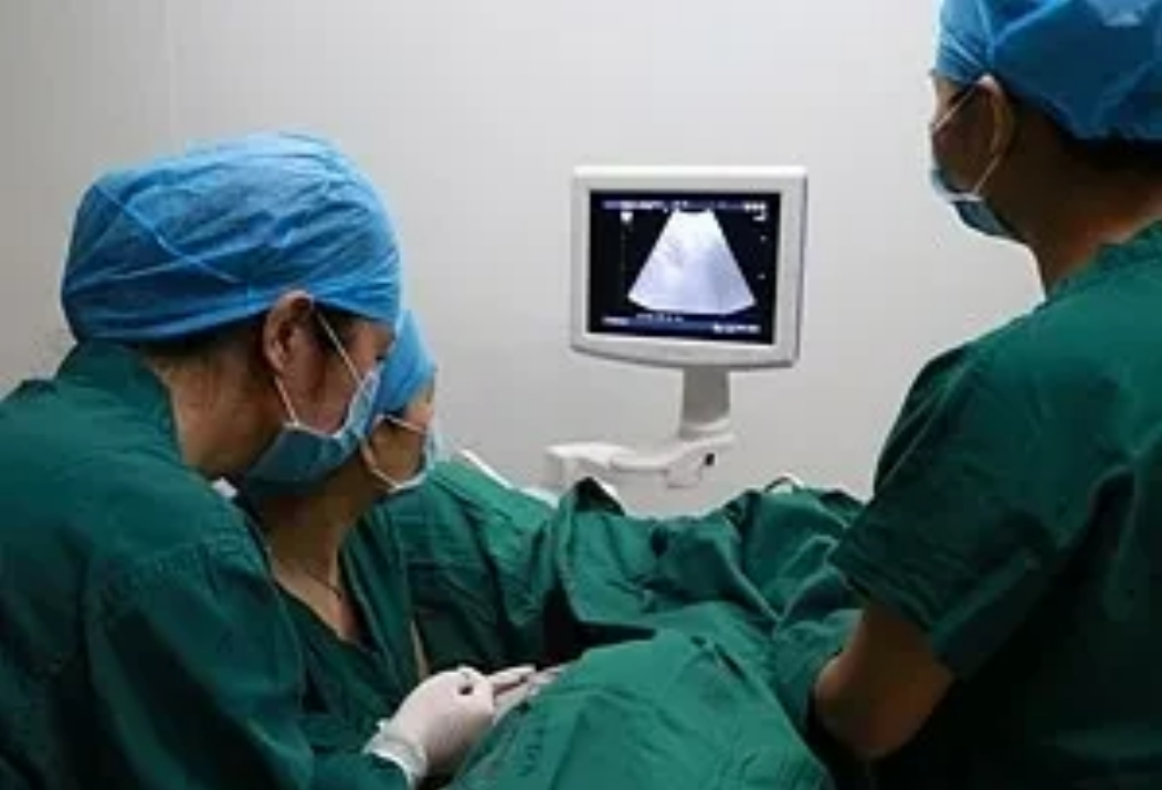 云南，一对夫妻无法生育，在医院通过体外受精方式，成功获得8枚冷冻胚胎。岂料，就在