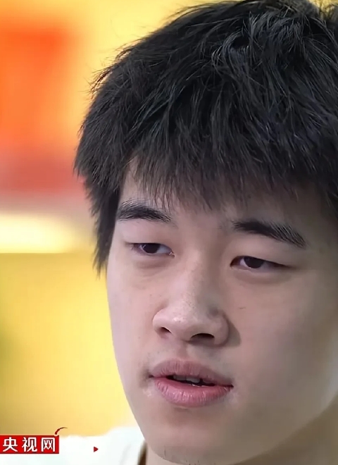潘展乐接受央视记者采访，真的很清醒。

记者问他：你一点都不介意流量是不是在你身