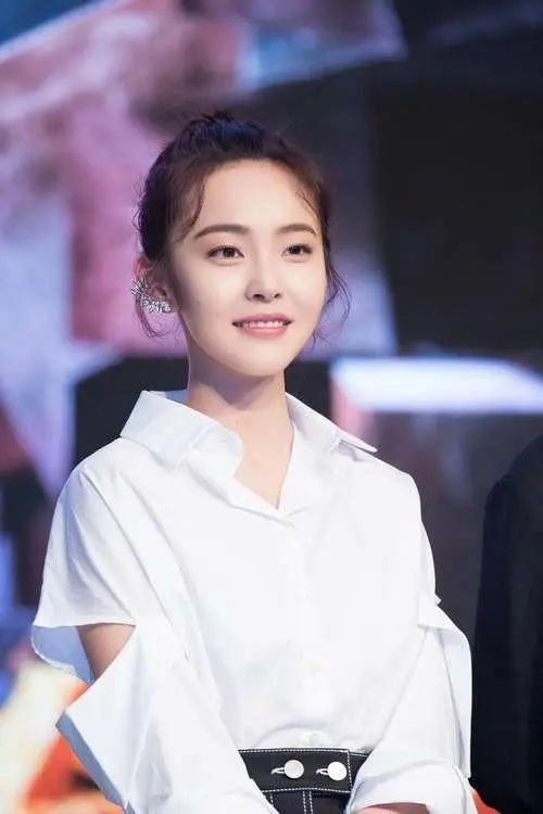 她拒认亲父，却送母百万豪宅，出道15年零绯闻，如今35岁再次爆火（女儿拒绝认亲生父母）-第5张图片-九妖电影
