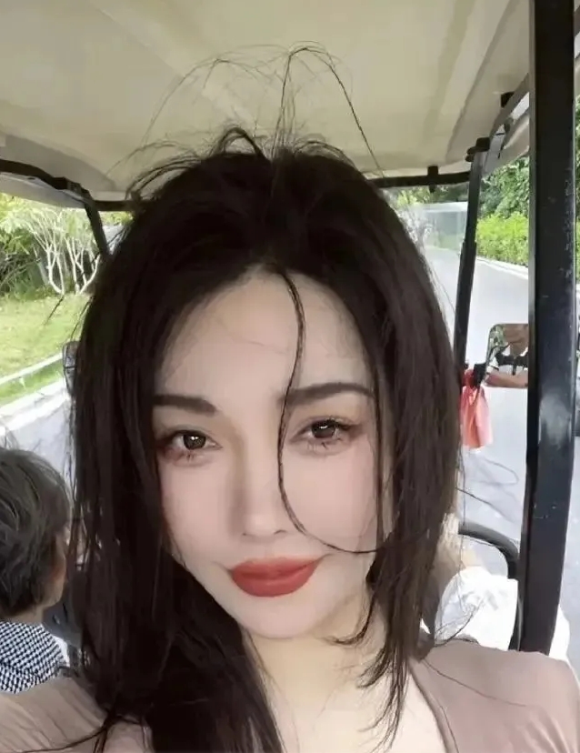 唉！美豹vivi也出事了！
这是个丰腴美人，播的好好的，突然有人爆料她从事线下服