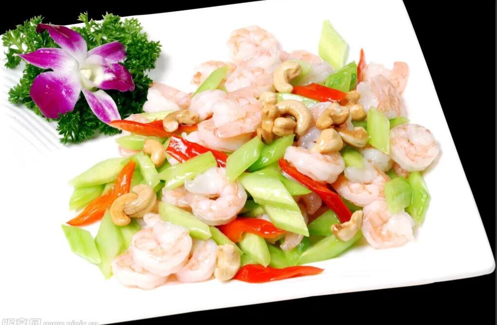 北京，儿子为表孝心，带83岁老母亲来饭店吃饭，还点了母亲最爱的虾球。谁知虾肉太劲